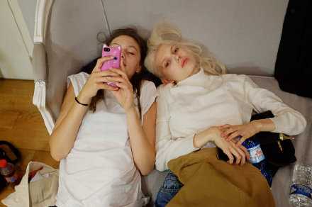 热闹不过只是短暂的消耗品 而撑起你人生的是孤独本身