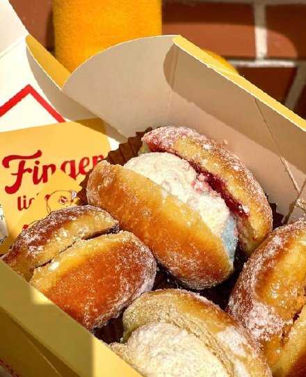 用让心情变好的东西充实你的生活吧。如果是有趣的事情要做，那就去做；如果有喜欢的东西，就毫不犹豫买回来。情绪非常重要，为了提高心情，在时间和金钱上要好好投资。如果小气的话，只会积攒压力，到时心情低落，生活会变成很暗淡。只有心情好，人生才会更顺利。