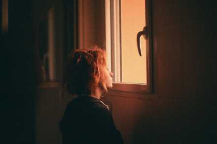 我从来不觉得有人能陪我走完这一生，这个年纪的友谊真的很脆弱，好像纸一样，一刮就跑，一揉就皱，一扯就破，无论是谁，我都感激她在我的生命里，虽然没到最后，但也有过那么长时间的陪伴，这就够了，毕竟不知所措的年纪什么都不尽人意。