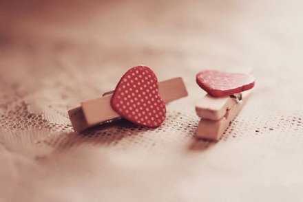 前半生跟心动的人谈恋爱，后半生跟心安的人过一生。