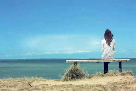 原谅我经常来不及顾及别人的感受 因为我自己已经很难受了