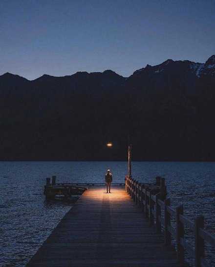 过一个平凡无趣的人生实在太容易了，你可以不读书，不冒险，不运动，不写作，不外出，不折腾。但是，人生最后悔的事情就是：我本可以。