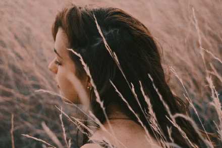 嘴巴怂，想爱却言不由衷。