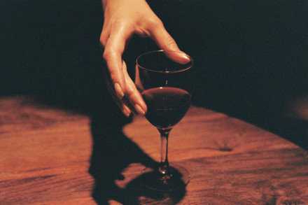 清醒的人不一定快乐 所以才有人喜欢喝酒