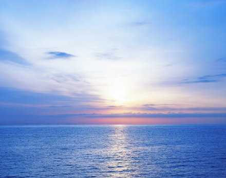 简单，实属生活最高的境界。每个人有每个人的人生轨迹，每个人有每个人的生活阅历，我们不可能拷贝别人的人生，也没必要刻意去重复别人。每个人都是世界上独一无二的。世界上找不到一片自卑的树叶，所以谁都有理由为自己骄傲！