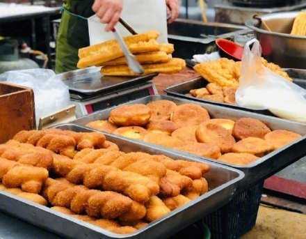 藏于市井的惊喜和美好，认真了才能找到。热热闹闹，挨挨挤挤，素而不寂，暖而不腻。每一天每一餐都溢满了世间温暖。