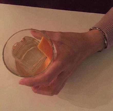 喜欢一双鞋就千山万水把它穿旧 爱一个人就不言不语陪他喝酒