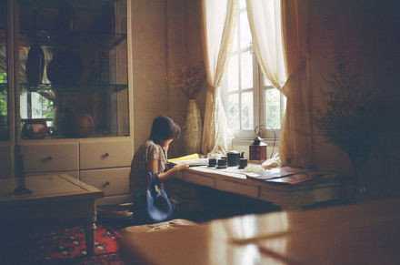 人真的不必逼自己去做不像自己的那种人，强大固然是好，但脆弱和柔软也没有什么过错。一个人不用活得像一支队伍，一个人只要活得像一个人就行了。