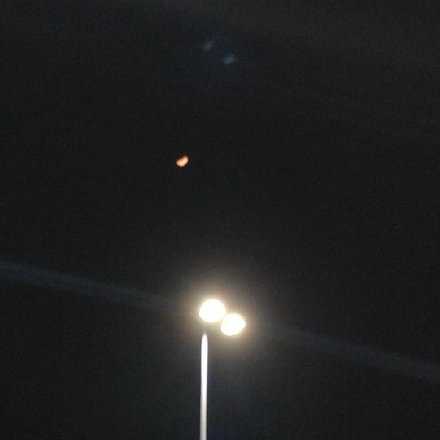 这个时间的城市看起来有些疲倦，可能它也困了吧。晚安。