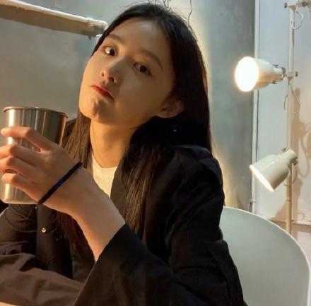 我明明是一个在热烈生活的人啊，我不想找一个搭伙过日子的人，我想要找一个喝了酒眼睛会发光给我讲浪漫和爱的人。