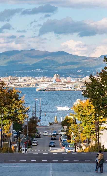 自由的意义，不在于可以随心所欲地去任何地方。而是自我管理，自我约束，自我突破之后，来自内心的宁静和不受束缚！