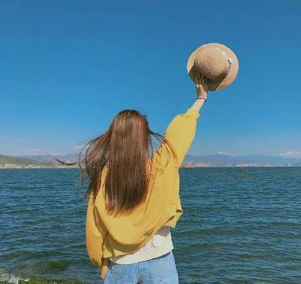 人生走着走着就开阔了，现在的自己，不用着急；让未来的本就该属于自己的树再长长，那些花再开开；等遇见的时候，才是他们最美的时候。