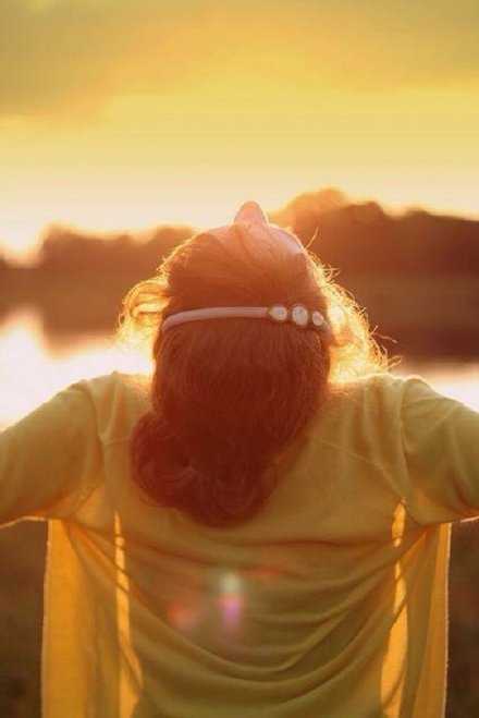 世上有两种最耀眼的光芒，一种是太阳，一种是我们努力的模样。早安。