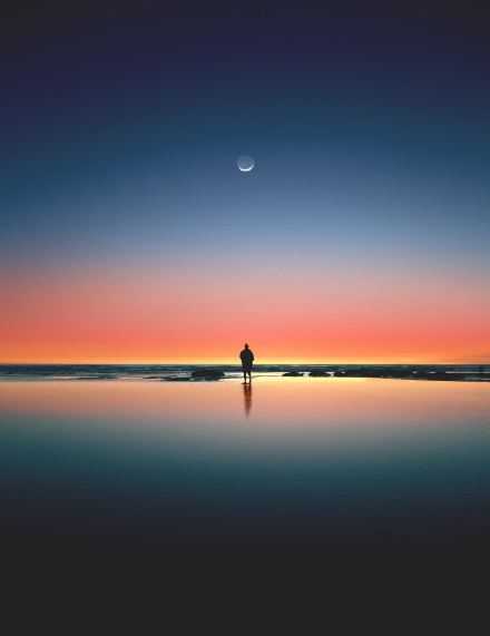 我曾经想要靠近月亮，即使失败了，月亮依旧遥远，我却变成了见过光的人。晚安。