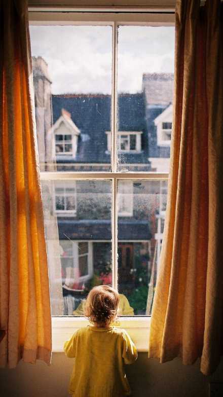 十一月要买漂亮衣服，十二月有白雪和圣诞树，一月里来是新年，二月天气回暖，樱花和春天，或许还有爱情。一点一点数着过，日子也就不难熬了。