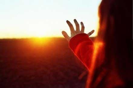 很多东西就像是指缝间的阳光，温暖，美好，却永远无法抓住。