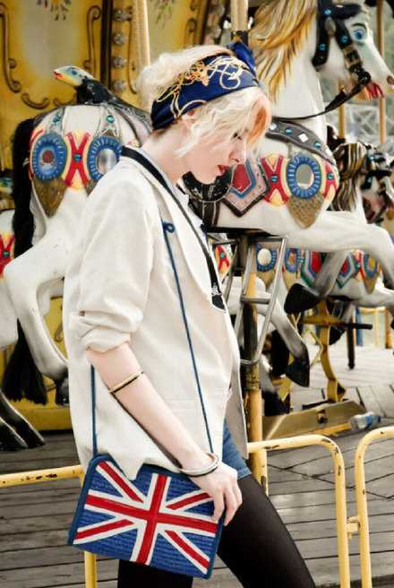 既然还幸运的活着，当然要全力以赴的快乐。