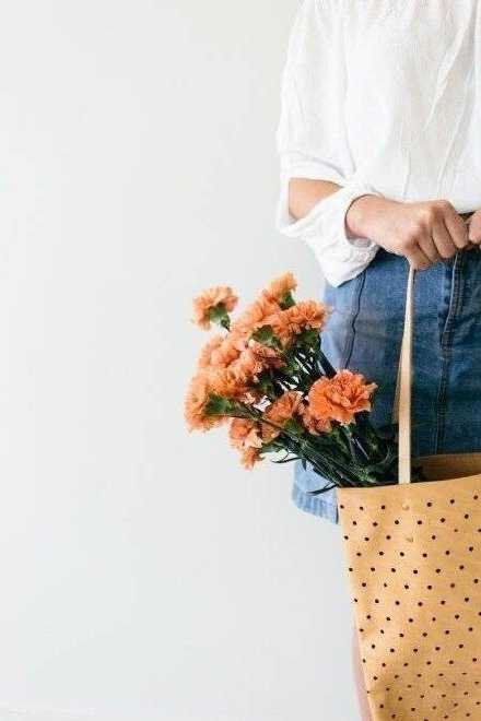 做一个认真向上，心怀阳光的人，本身就是美，自己挣来的美更值得尊重。