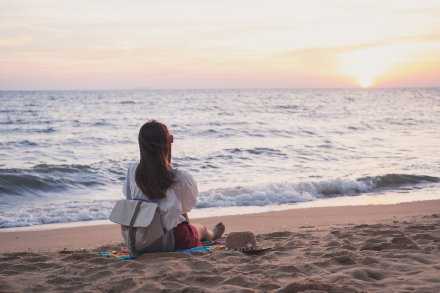 生活不是比赛，无需事事争个对错输赢。当前后左右都没有路时，命运一定是鼓励你向上飞了！