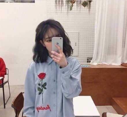 感觉遇到你之后 我变得好老套 想牵手逛街 想吃爆米花看电影 想像家人一样坐在沙发上喝酒聊天 可是以前我不是这样的人啊