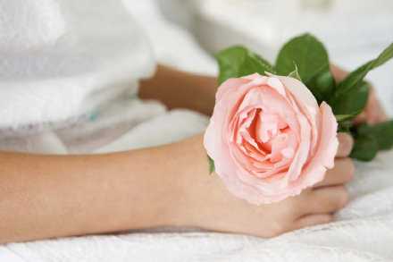 回家的路上突然想明白，我想找一个什么样的人，大概是让我受了委屈难过，都不会再想妈妈的人。