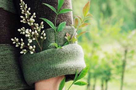 突然就明白，世间的挽留是没有意义的，要走的都会走，热闹经久的陪伴是不可求的。最后大家都会各自生活各自忙碌各自孤独。