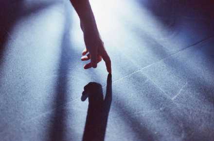 人真的不能膨胀，正确认识自己比什么都重要。我们都不是什么了不起的人，必须要时刻承认自己的普通，并警醒自己一直认真待人做事。