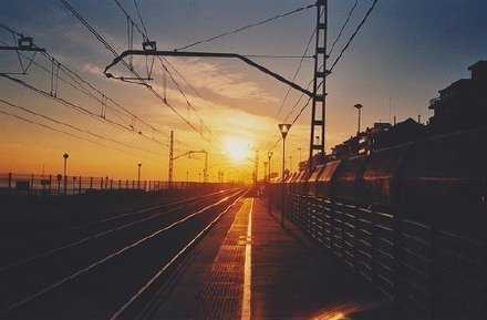 夕阳西下，是我最想念的时候，对着你在的那个城市，说了一声：我想你，不知道，你是否听得到。