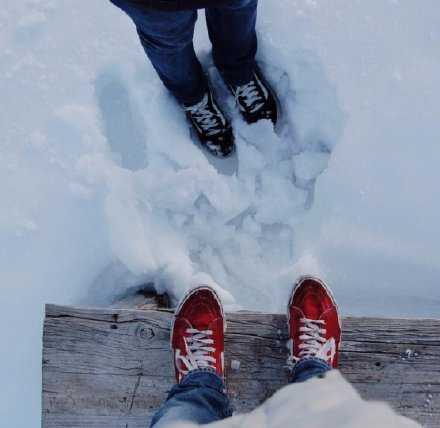 希望这个冬天有人陪你一起踩雪吃火锅。