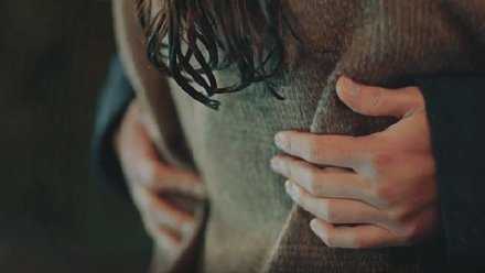 当你与对方拥抱20秒以上的时候可以产生“催产素”。这跟“止痛药”所促进的生物激素是一样的。所以多拥抱会让对方更爱你，受伤时也可以让对方缓解疼痛。