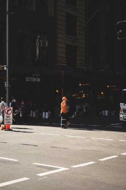 很多时候，当我们遇到挫折时，最常挂在嘴边的一句话就是：“如果当初怎样怎样，现在就不是这般场景了。”可是时间无法倒流，没有人能改变过去，人生也没有所谓的“如果”。不想让自己后悔，唯有把握当下、勇往直前，才是对过往最好的答复！