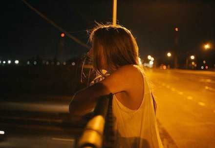 人生没有解药 但止疼片很多 比如音乐 电影 诗集 家里的小床 和朋友一起吃的麻辣火锅 以及爱人的怀抱