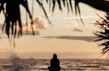 我明白，青春就是即使一边受伤，也要一边学会坚强。