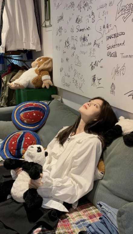 好像越来越不爱讲话了，朋友圈也是很久才更新一条，更多的时候是打开手机很久，一个人刷到再也不想刷了就关掉。前几年还不是这样的，那时候总有新的事情想分享，想交更多的朋友，总是兴致勃勃的，屁大点事情就想让所有人知道。不知道从哪个时间节点开始，分享和交流的欲望好像一下子就没了。