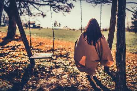 时光，在天地间交替；岁月，在尘世中轮回。芳华，在岁月中消殒。待到芳华留不住，岁月已白头之时。繁华褪尽，芬芳不再，人生几何，最是当下；唯惜今夕，不悔几夕！