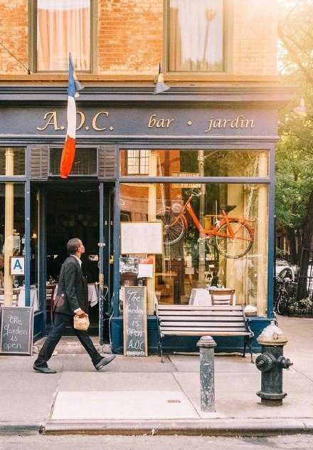 我不敢休息，因为我没有存款；我不敢说累，因为我没有成就；我不敢偷懒，因为我还要生活；我能放弃选择，但是我不能选择放弃。所以坚强，拼搏是我唯一的选择。—— 致此时的自已