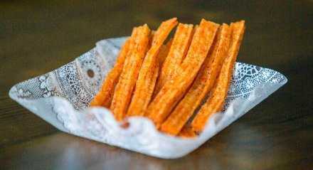 十年前小学生吃辣条，大学生喝咖啡；十年后小学生吃哈根达斯，大学生吃辣条；这不是重点，重点是吃辣条的还是那些人。