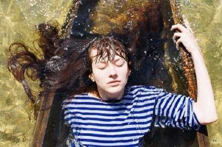 永远不要把支配自己情绪的权利交到别人手上，等着别人来给你开心或让你难过，你应该有你自己的生活，不是靠着依附去存在。