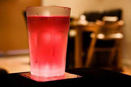 不解释的，才叫从容。不执着的，才叫看破。不完美的，才叫人生。用心甘情愿的态度，过随遇而安的生活，你在，世界就在。