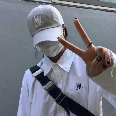 靠近一个人，要慢一点，确信你能看清他，离开一个人，要快一点，不然真的会舍不得。