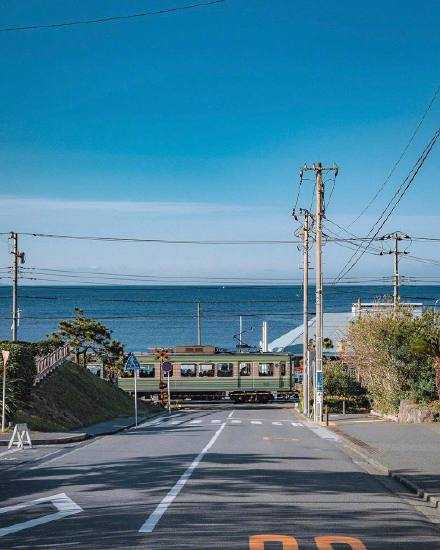 20岁的时候，你担心别人怎么想你。30岁的时候，你学会不在乎别人怎么想你。40岁的时候，你就意识到根本没人会想你。