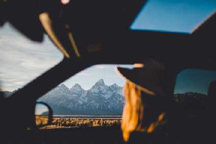 如今是这样一个时代，看得太多而没有时间欣赏，写的太多而没有时间思想。