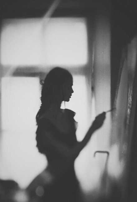 我经常删朋友圈的原因 是因为这一秒的高傲冷漠 让自己讨厌上一秒愚昧矫情的自己