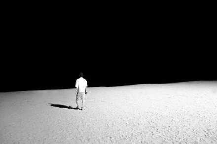 未表达的情绪永远不会消亡。它们只是被活埋，并将在未来以更加丑陋的方式涌现。