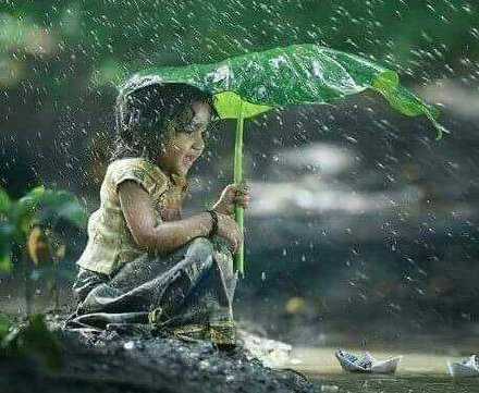 越长大越能发现自己的普通。越长大越能接受自己的普通。越长大越觉得，原来普通地活着就挺幸福了。