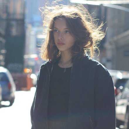 别摆出这幅闷闷不乐的样子 开心都被吓跑啦