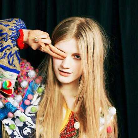 你说人生奇妙不奇妙 该让你喜欢上的人 无论隔了多久时间 处于什么场景 都会再次让你喜欢上