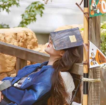 心理学上，有个词叫「超限效应」。当刺激过多、过强或作用时间过久，会引起心理极不耐烦或逆反的现象。这也就解释了，为什么适度期待时我们能专注做事情，过度期待时我们反而会焦虑和拖延。