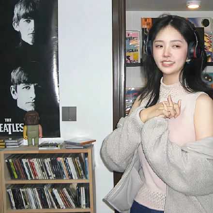 “有一个喜欢的人真的太重要了，在你打算稀里糊涂过这普普通通的一生的时候，会因为对方而再想努力一下，在那么多疲惫不堪甚至抬不起头的日子，会因为对方而觉得人生还有盼头。”