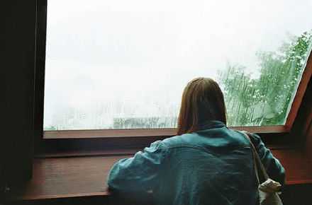 面对，不一定最难过。孤单，不一定不快乐。获得，不一定能长久。失去，不一定不再拥有。不必因为寂寞而错爱，不必因为错爱而寂寞一辈子！